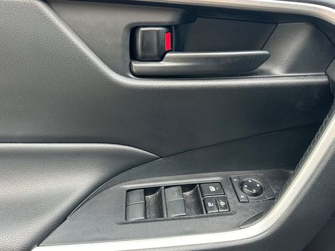 Certified 2021 Toyota RAV4 LE AWD/4WD image 11