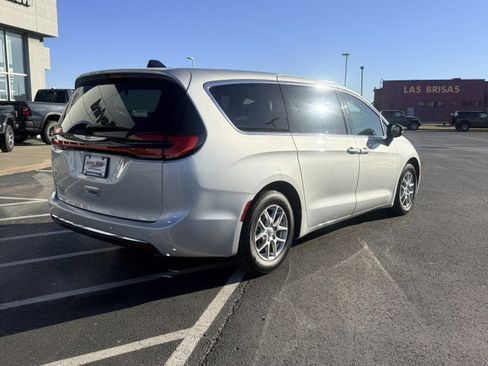 Used 2024 Chrysler Pacifica Touring-L FWD image 8