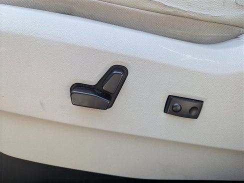 Used 2016 Chrysler Town & Country LX FWD image 11