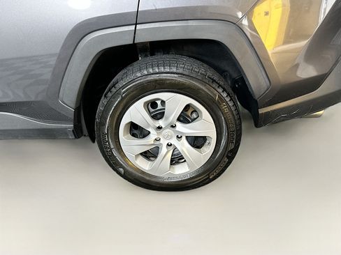 Used 2021 Toyota RAV4 LE FWD image 11