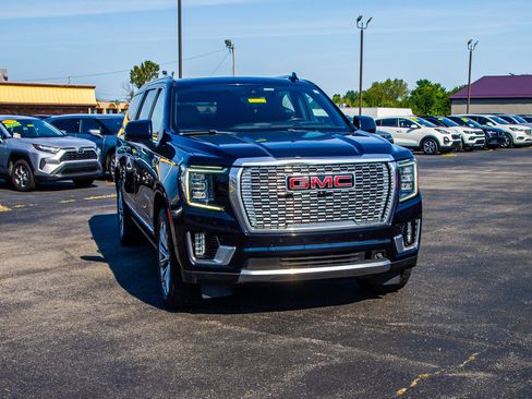Used 2021 GMC Yukon XL Denali w/ Denali Premium Package AWD/4WD image 10