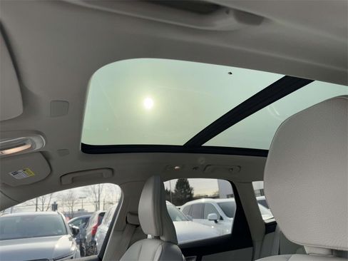 Used 2023 Volvo XC60 B5 Plus image 17