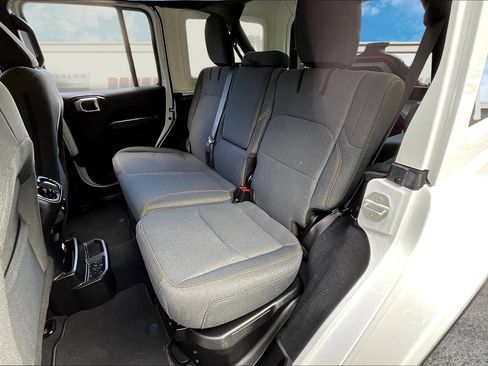 Used 2024 Jeep Wrangler Sahara image 22