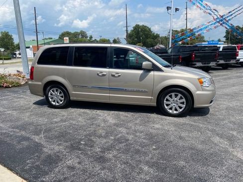 Used 2013 Chrysler Town & Country Touring FWD image 6