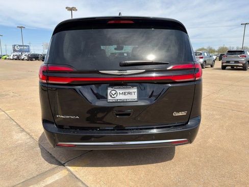 Used 2024 Chrysler Pacifica Touring-L image 14