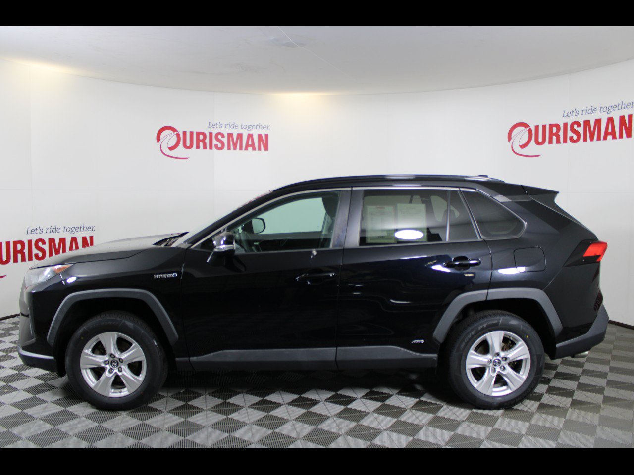 Used 2020 Toyota RAV4 LE w/ Carpet Mat Package AWD/4WD image 4