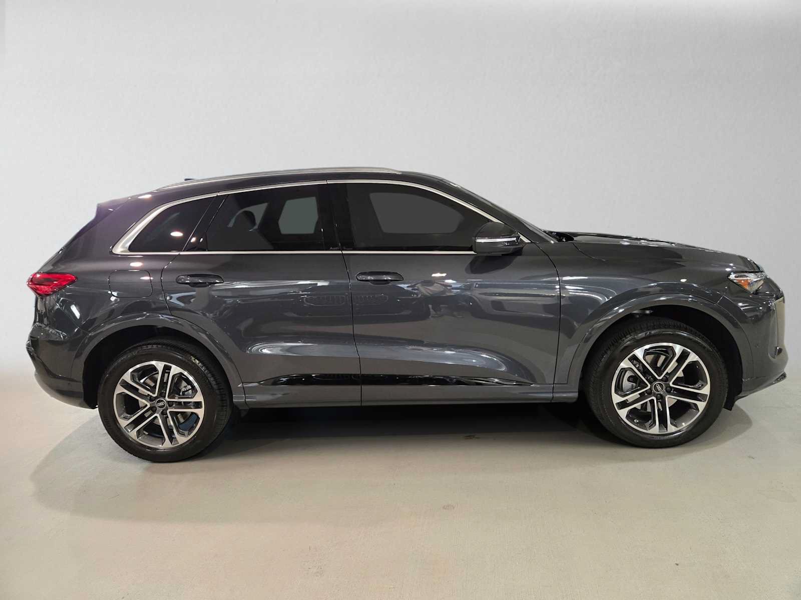 Used 2025 Audi Q5 Premium AWD/4WD image 2