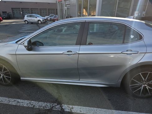 Used 2022 Toyota Camry SE image 1