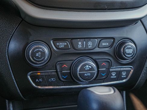 Used 2018 Jeep Cherokee Overland image 18