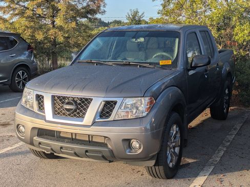 Used 2020 Nissan Frontier SV RWD image 2