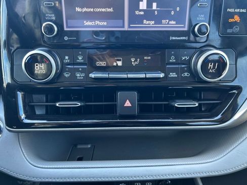 Used 2022 Toyota Highlander L image 29