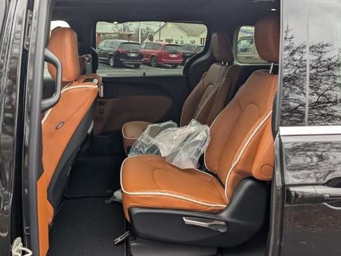New 2026 Chrysler Pacifica Pinnacle AWD/4WD image 9