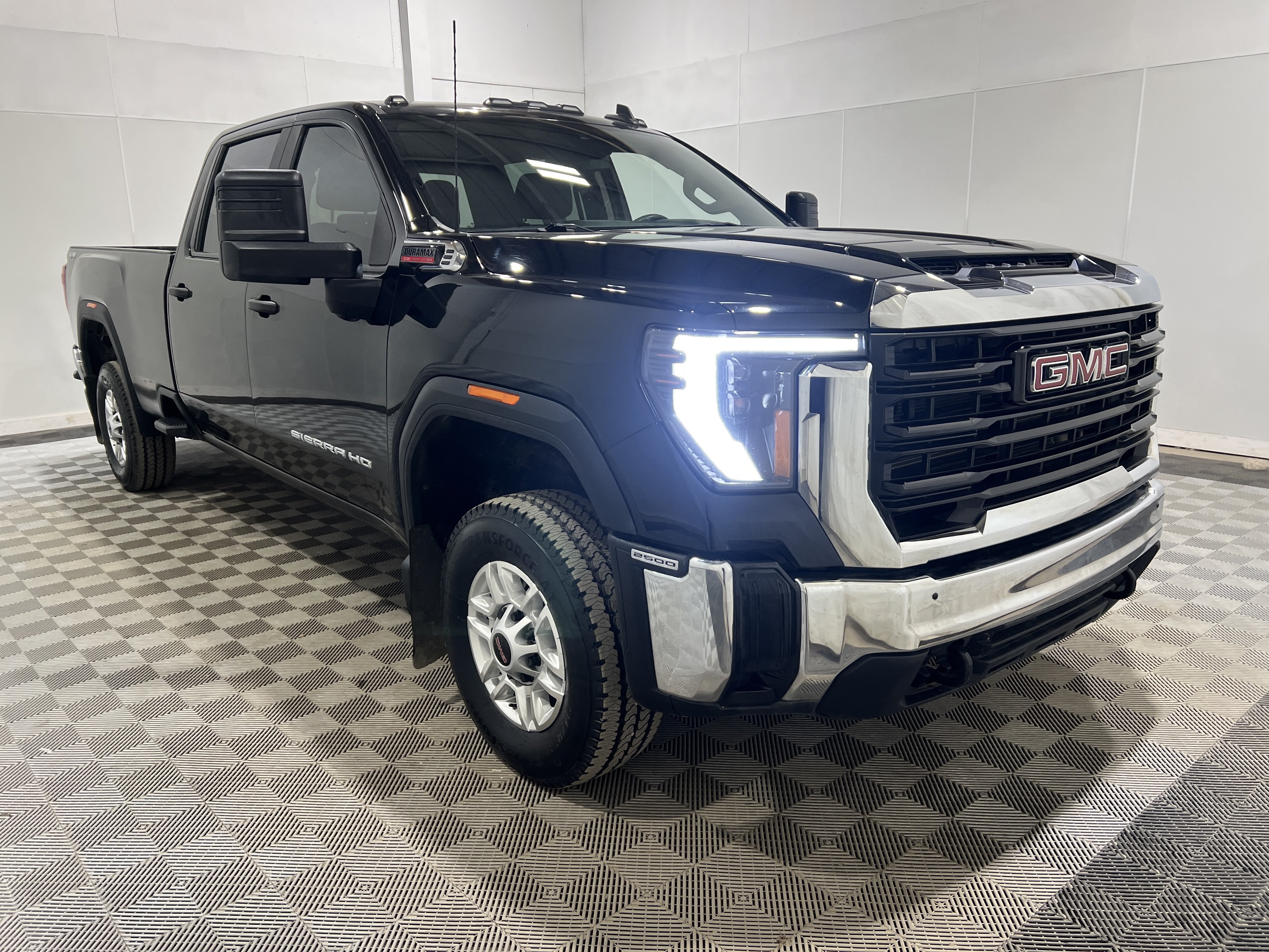 Used 2024 GMC Sierra 2500 Pro AWD/4WD image 4