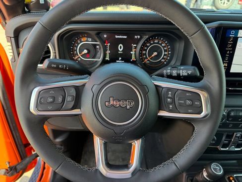 Used 2025 Jeep Wrangler Unlimited Sahara AWD/4WD image 14