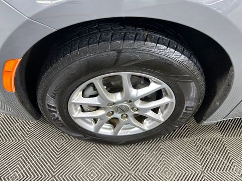 Used 2023 Chrysler Pacifica Touring-L image 10