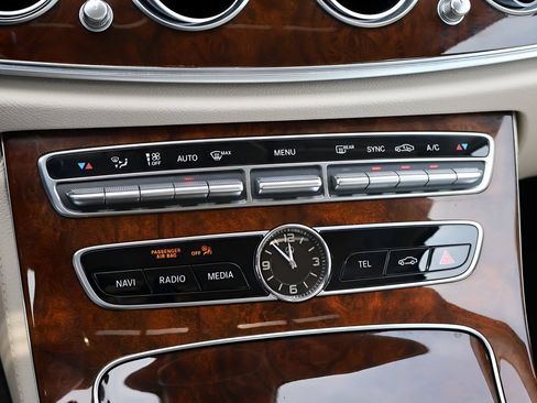 Used 2019 Mercedes-Benz E 300 4MATIC image 27