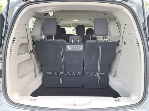 Used 2020 Chrysler Voyager L image 9