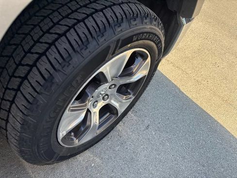 Used 2019 RAM 1500 Laramie AWD/4WD image 15