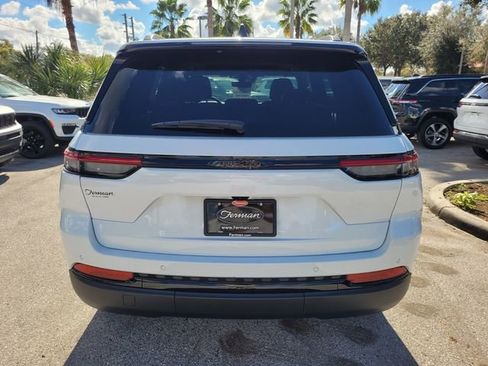New 2025 Jeep Grand Cherokee Altitude RWD image 11
