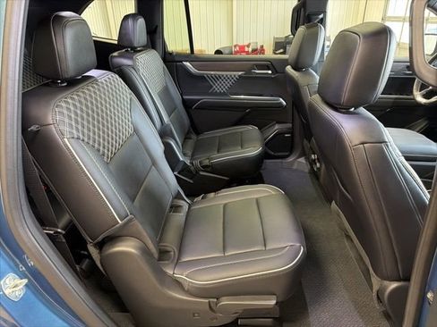 Used 2025 GMC Acadia Denali image 28