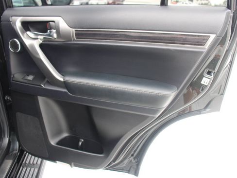 Used 2022 Lexus GX 460 Premium w/ Accessory Package AWD/4WD image 21