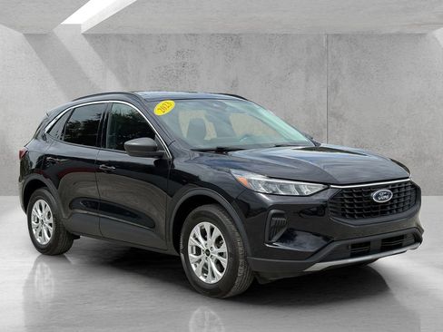 Used 2023 Ford Escape Active w/ Tech Pack #1 AWD/4WD image 3