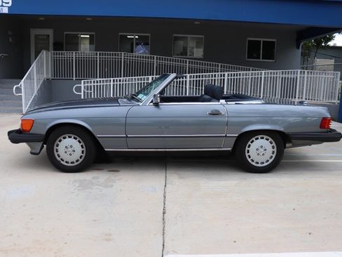 Used 1989 Mercedes-Benz 560 SL image 2
