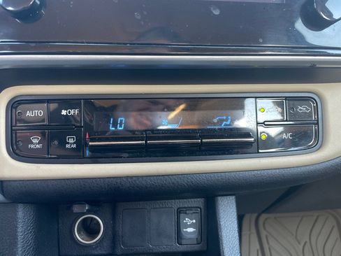 Used 2017 Toyota Corolla LE image 19