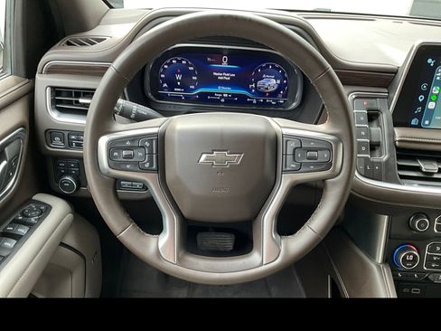 Used 2023 Chevrolet Suburban Z71 w/ Luxury Package AWD/4WD image 3