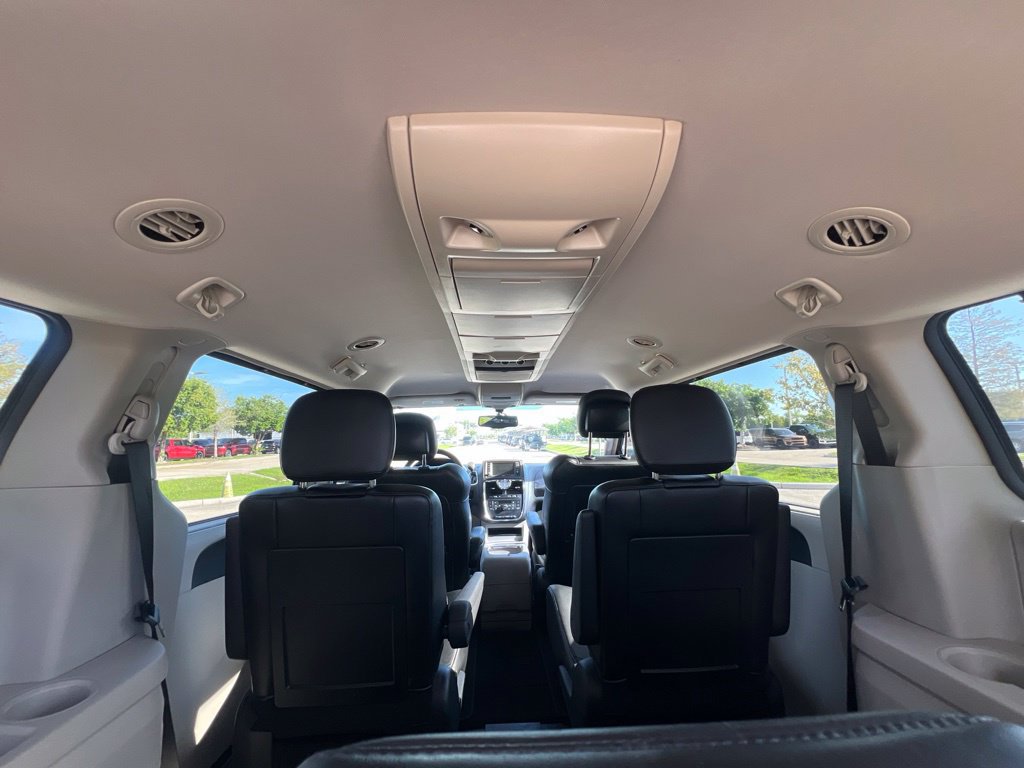 Used 2014 Chrysler Town & Country Touring-L FWD image 18
