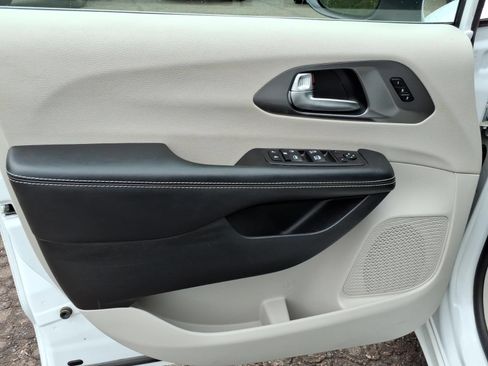 Used 2023 Chrysler Pacifica Touring-L FWD image 10