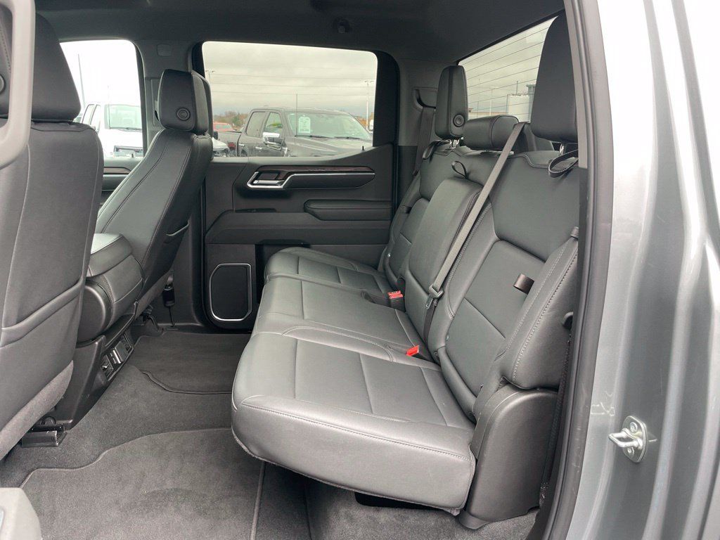 Used 2025 GMC Sierra 1500 SLT AWD/4WD image 9