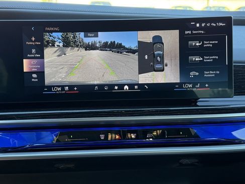 Used 2025 BMW 740i w/ Premium Package image 29