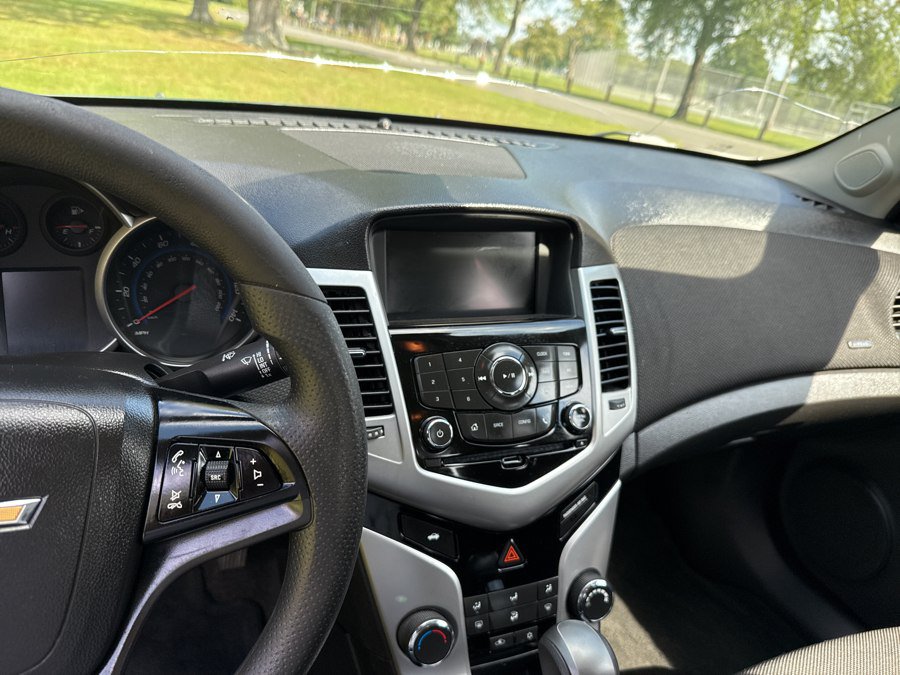 Used 2015 Chevrolet Cruze LT w/ Technology Package FWD image 33