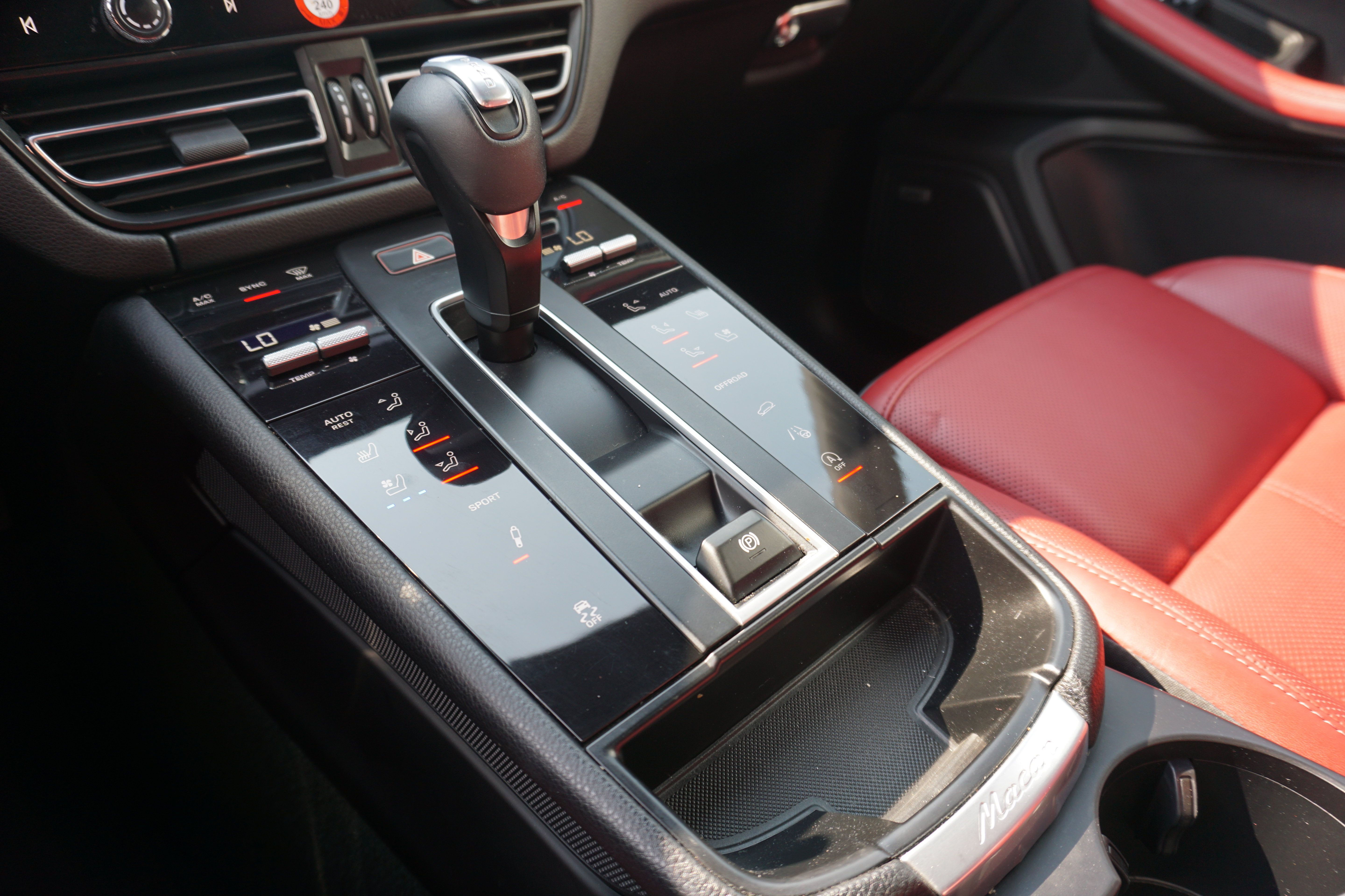 Certified 2023 Porsche Macan S AWD/4WD image 6