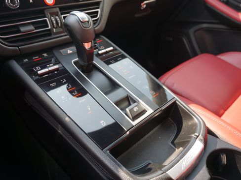 Certified 2023 Porsche Macan S AWD/4WD image 6