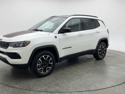 Used 2025 Jeep Compass Trailhawk image 3