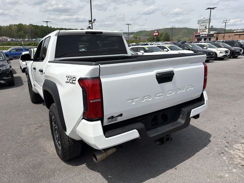 Used 2025 Toyota Tacoma TRD Off-Road AWD/4WD image 9