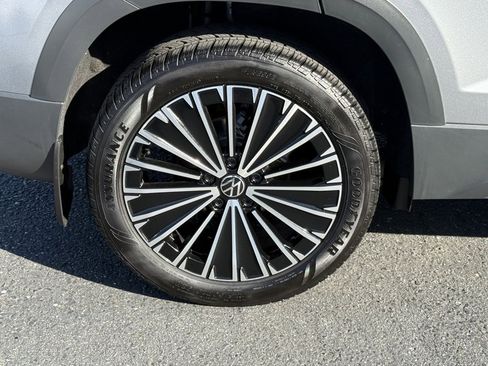 Used 2025 Volkswagen Taos SE image 8