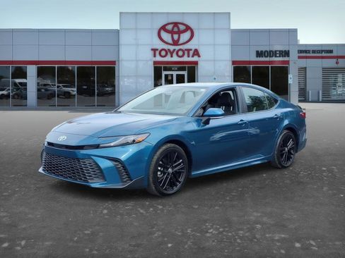 Certified 2025 Toyota Camry SE image 1
