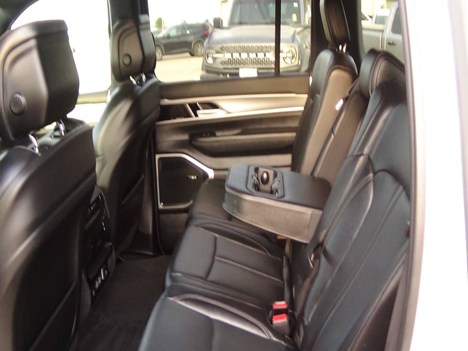 Used 2025 Jeep Wagoneer L 4WD image 12