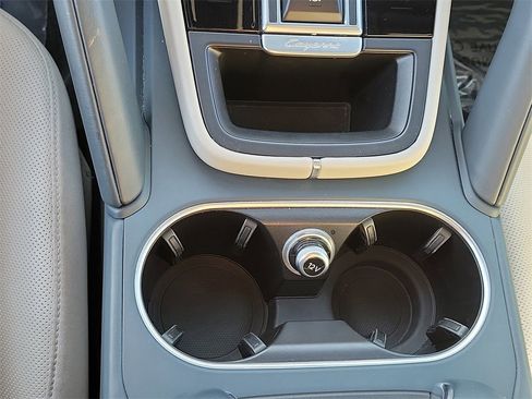 Certified 2022 Porsche Cayenne Platinum Edition image 33