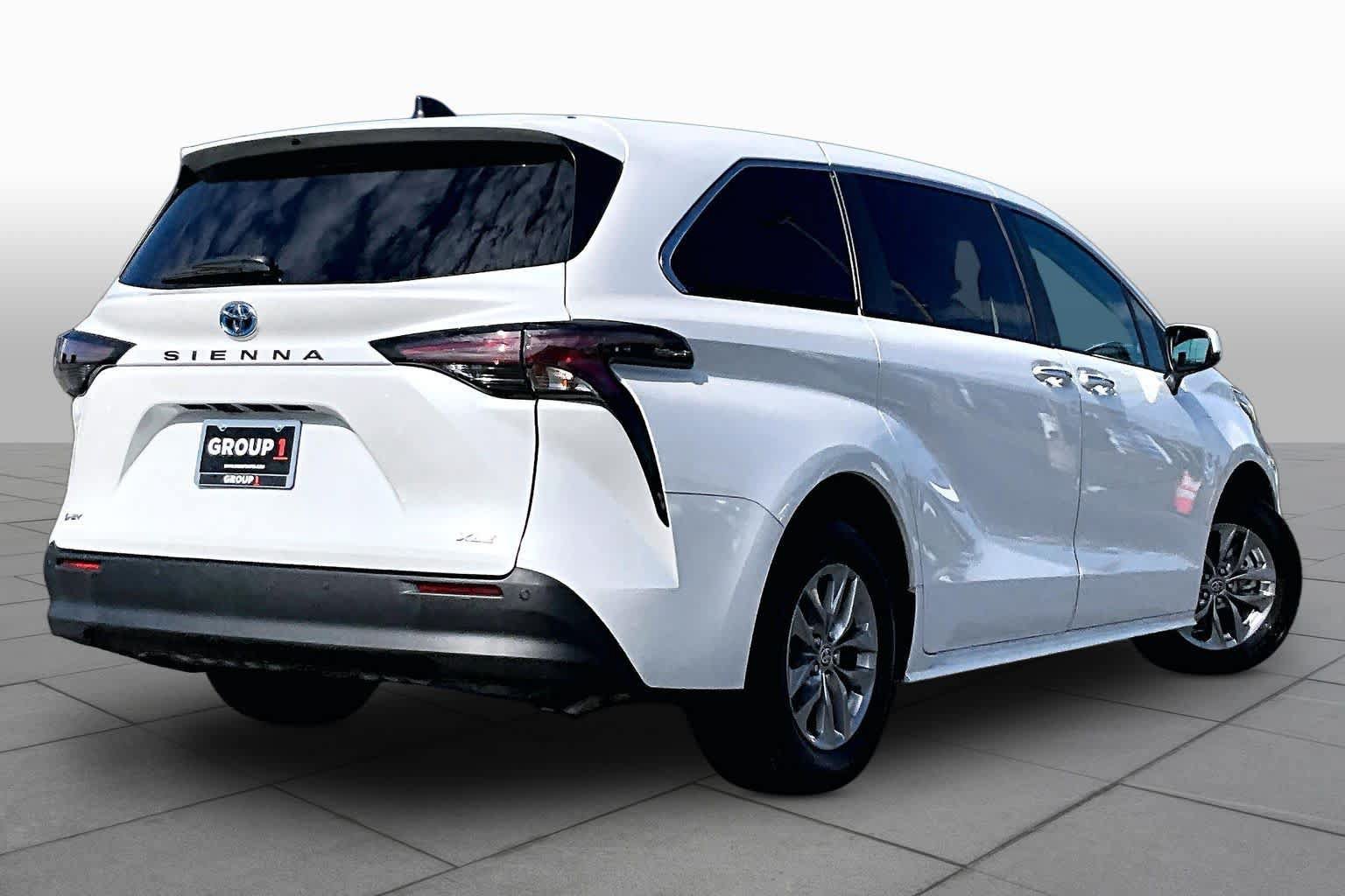Used 2025 Toyota Sienna XLE FWD image 13