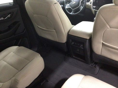 Used 2023 Chevrolet Traverse LT image 25