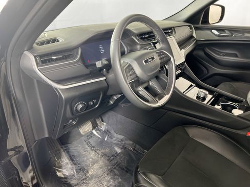 Used 2023 Jeep Grand Cherokee Altitude AWD/4WD image 9