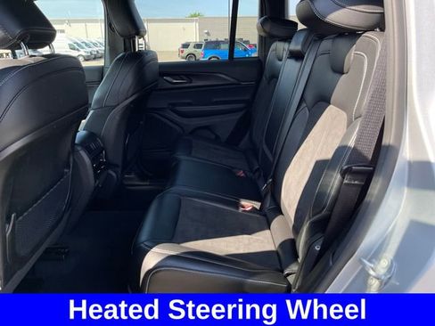 Used 2025 Jeep Grand Cherokee Altitude AWD/4WD image 19