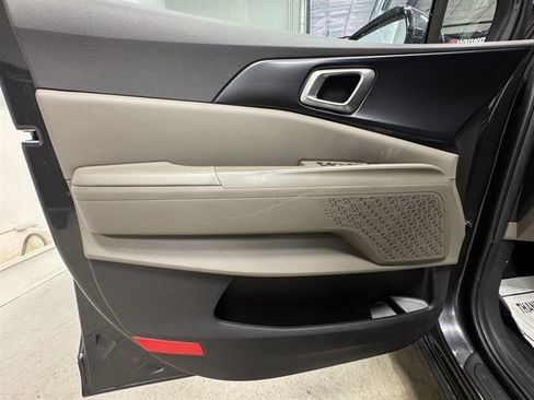 Used 2025 Kia Carnival image 23