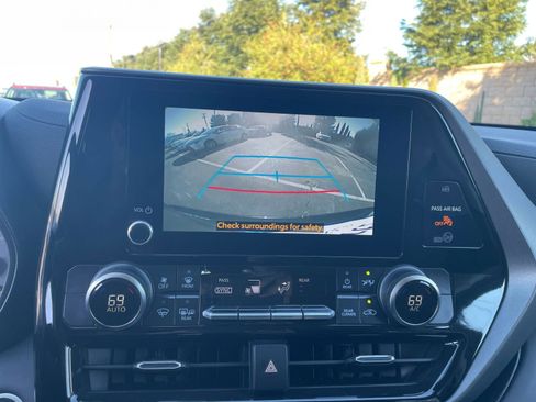 Used 2025 Toyota Highlander LE image 17