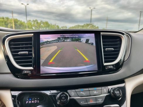 Used 2024 Chrysler Pacifica Touring-L FWD image 3