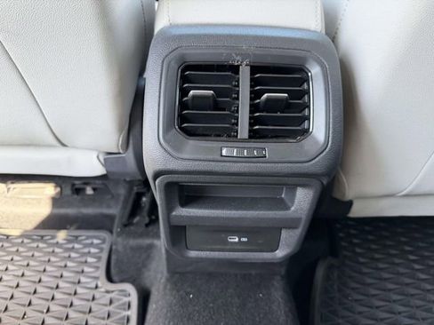 Used 2025 Volkswagen Taos SE AWD/4WD image 13